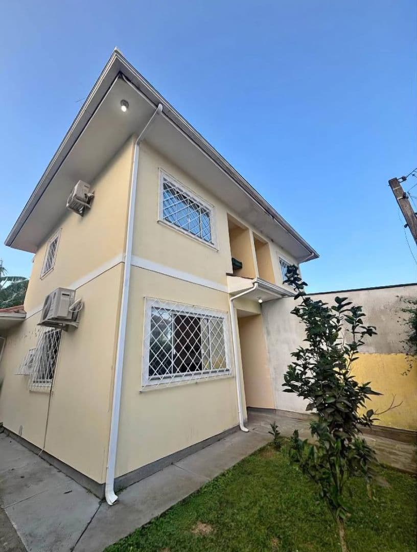 Sobrado de Alto Padrão com 3 Quartos – Conforto, Tecnologia e Estrutura Impecável